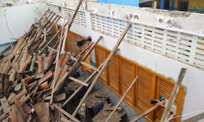 Teto de sala de aula de escola estadual desaba em Várzea