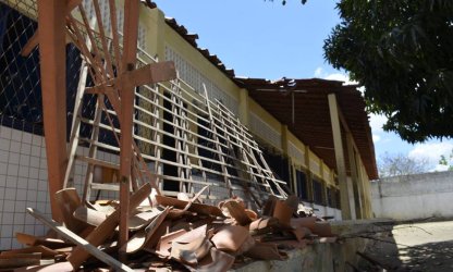 Teto de corredor de escola estadual em Mossoró desaba e fere sete alunos