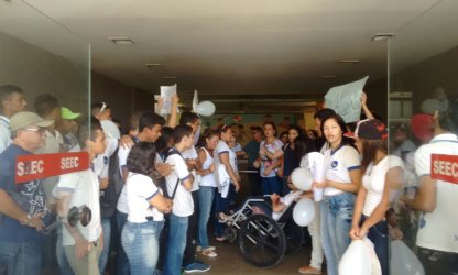 Alunos e professores da Escola Francisco Ivo cobram da SEEC medidas que coíbam ações criminosas 