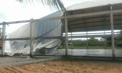 Descaso: Parte do telhado de quadra de escola estadual desaba