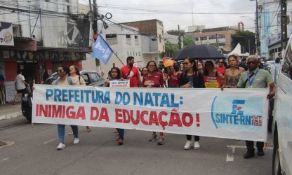 Após suspensão da greve, educadores de Natal voltam às ruas e mantêm cobrança por respostas da Prefeitura