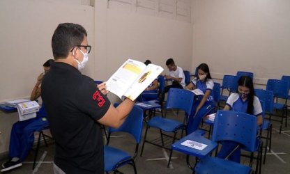 Aulas presenciais trazem riscos: como proteger alunos, professores e familiares