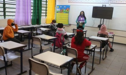 MEC tem R$ 220 mi para internet em escola pública, mas dinheiro não é usado
