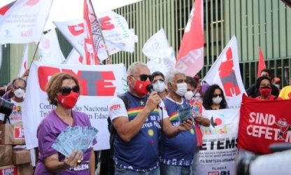 Ato com "laranjitos" marca vigília contra a PEC 32
