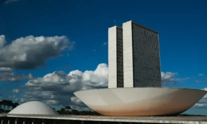 Aprovada na CCJ, fim da escala 6×1 avança na Câmara