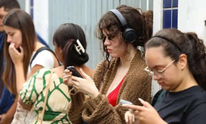 Número de jovens sem trabalho e fora da escola cai ao menor nível em 10 anos