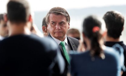 Ministério da Saúde admite que pode faltar vacina e crise da pandemia fecha cerco sobre Bolsonaro