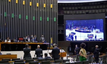 Câmara aprova em 1º turno PEC que libera auxílio e congela salário de servidores