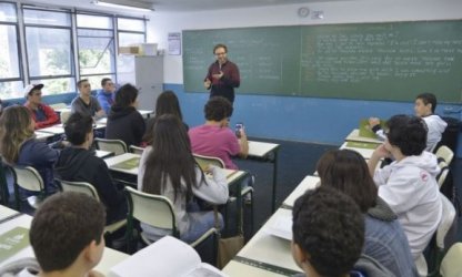 Volta as aulas presenciais este mês coloca professores e alunos em risco
