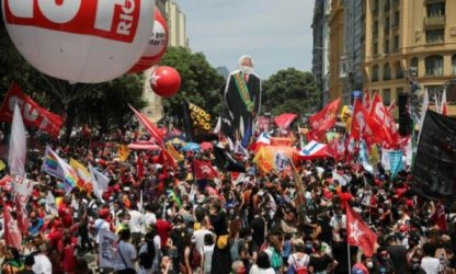 Centrais sindicais se opõem a medida do governo e defendem exigência de comprovante de vacinação no trabalho