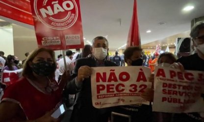 Servidores lotam aeroporto de Brasília na luta contra a reforma Administrativa 