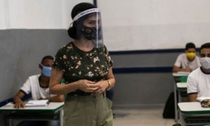 'Peguei covid na volta às aulas presenciais': os riscos para professores na pandemia