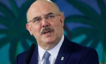 Suspeito de corrupção no MEC, ministro de Bolsonaro entrega cargo