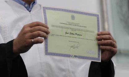 Em cerimônia emocionante, UFRN concede diplomação post-mortem a Emmanuel Bezerra e José Silton Pinheiro