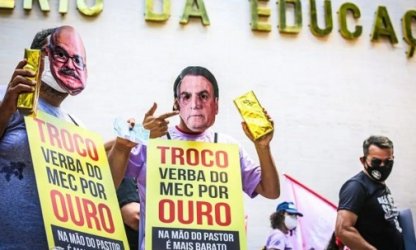 'Na mão do pastor é mais barato': veja fotos do protesto em frente ao Ministério da Educação