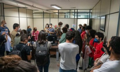 Manifestantes ocupam prédio da UFG em protesto à intervenção de Bolsonaro na nomeação de nova reitora