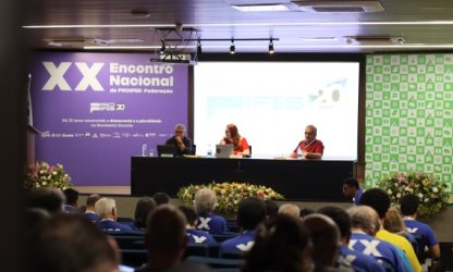 Mesa internacional aborda desafios para a luta por uma educação pública de qualidade em diferentes países