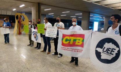 Trabalhadores pressionam, e votação da PEC 32 é adiada