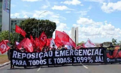 Servidores públicos federais fazem ato por reajuste em Brasília