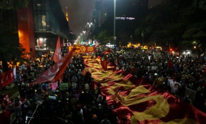 Ruas se movem contra Bolsonaro com revolta reforçada por marca de meio milhão de mortos para a covid-19