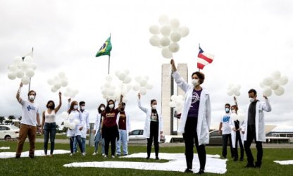 ‘Vacina salva, Bolsonaro não’: protestos marcam o Dia Mundial da Saúde