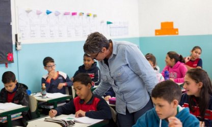 Professores brasileiros resistem a sucessivos golpes há mais de 5 anos