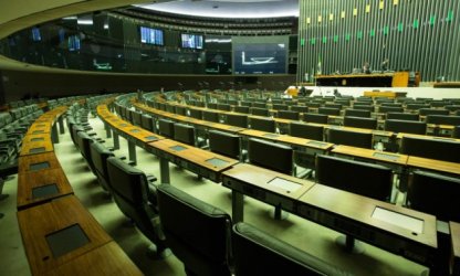 PEC Emergencial: servidores, ativos e aposentados podem ficar sem aumento ou progressão por quinze anos