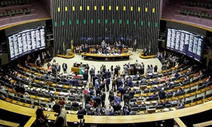 Governo Bolsonaro ignora pandemia e aponta prioridade em projetos sobre armas e retiradas de direitos