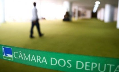 Uma vitória e muitas derrotas em mais um dia de ataques à democracia e à educação pública no Congresso