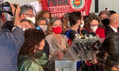 PROIFES-Federação participa de entrega de superpedido de impeachment em Brasília