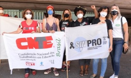 CNTE participa de ato na Câmara contra a PEC 32