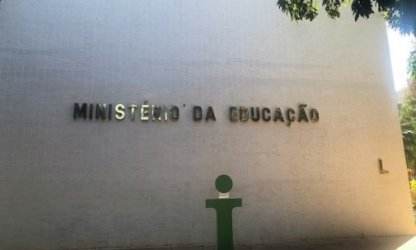 Pronunciamento de Ministro da Educação se presta a um verdadeiro papelão ao não enfrentar os desafios urgentes do setor educacional brasileiro